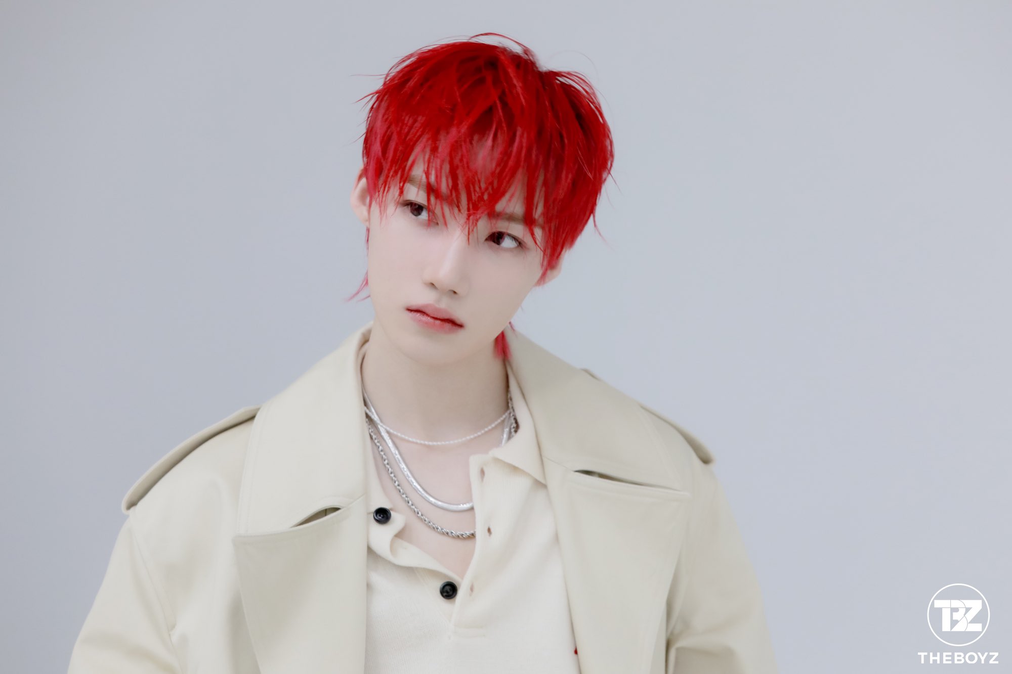 더보이즈 뉴 wearing PS059N